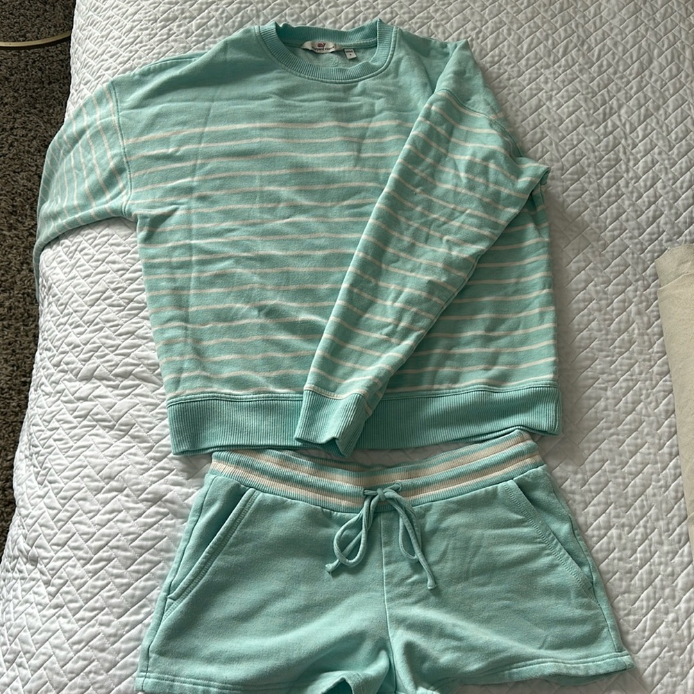 Vineyard vines set